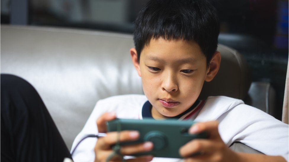 China Tech Stocks Fall on Child Smartphone Limits
